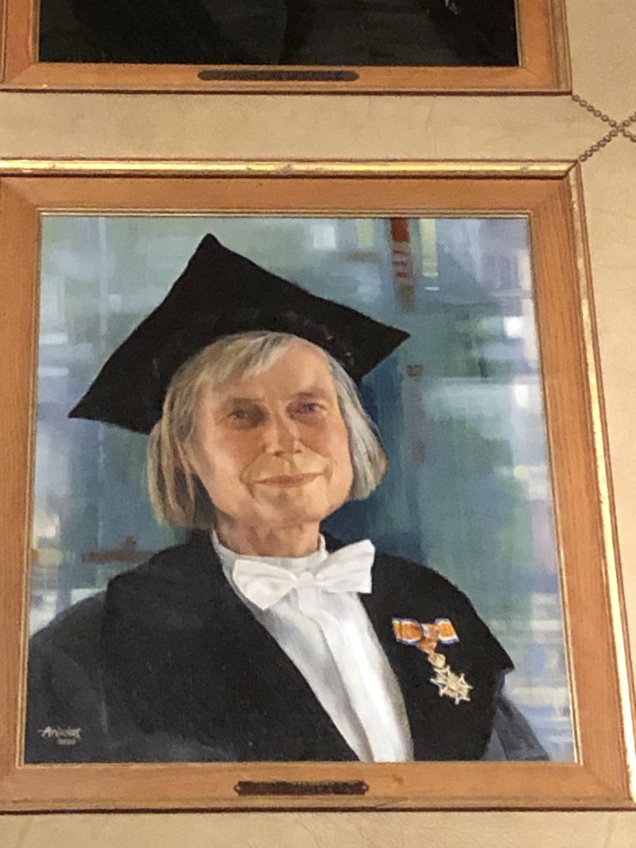 De portretten van de vrouwelijke 👩‍🎓 in de senaatskamer ⁦<a href="/univgroningen/">University of Groningen</a>⁩ geven de kamer een stuk meer kleur