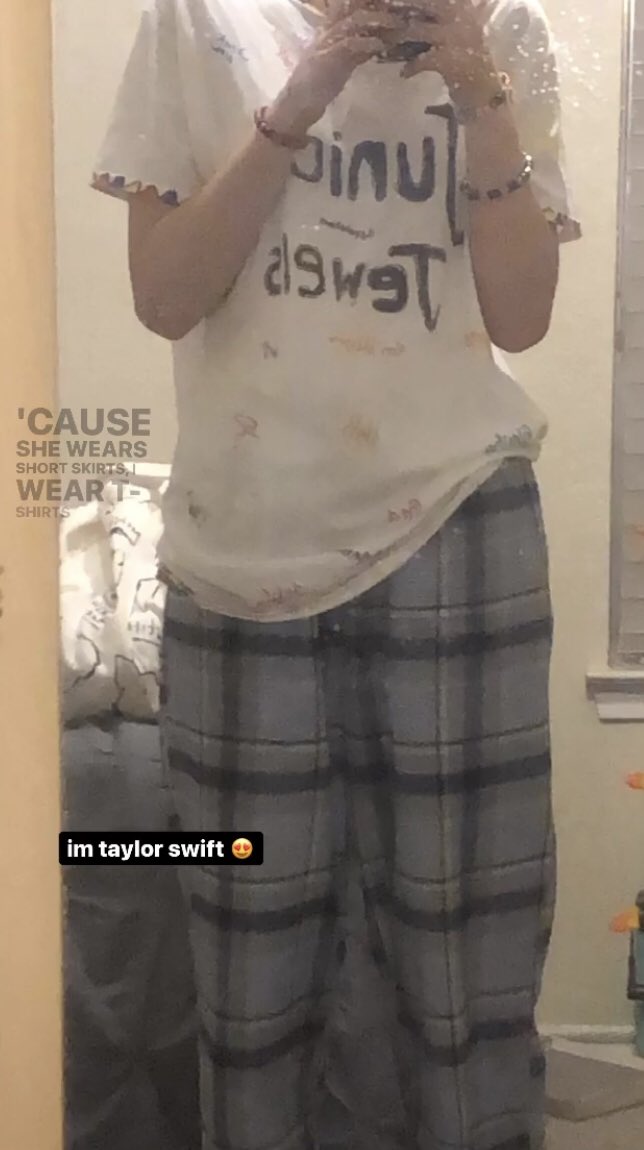 lilyb815's tweet photo. yo im taylor swift https://t.co/sc9lGBfHKe