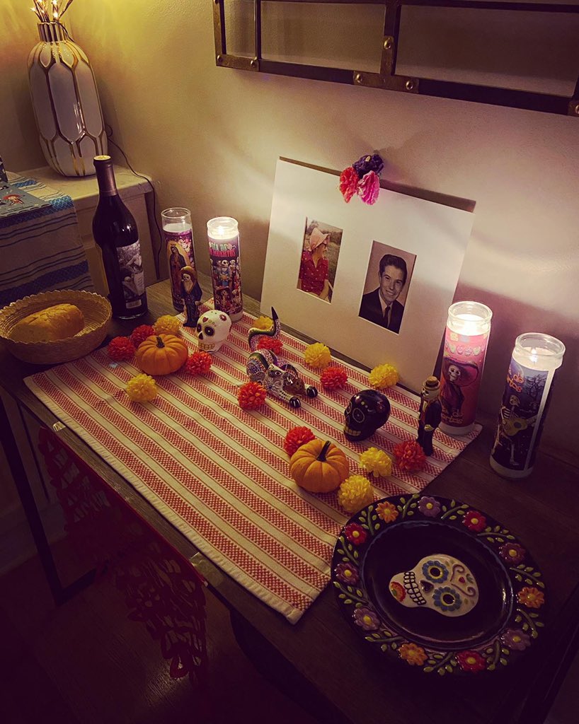 ¡Feliz día de los muertos! 💀🌼

#ofrenda #DiaDeMuertos