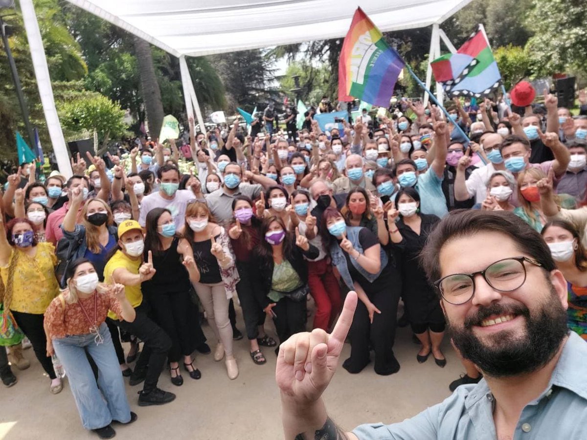 Construiremos un Nuevo Chile para todxs! Con coraje,con amor y con unidad superaremos la violencia de los q malamente se llaman patriotas. Hemos sembrado algo hermoso, no nos soltemos que es tarea de tod@s hacer crecer el Chile del Buen Vivir
Vamos con #BoricenPrimeraVuelta 🌳💜