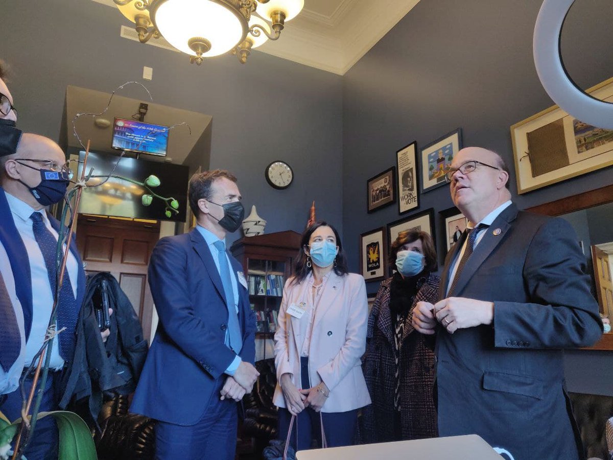 democrats_eu's tweet photo. 🇺🇸 Excellent talks with @RepMcGovern. A partnership EU & US Democrats should focus on Human Rights and social justice, and take position vis-à-vis China 🇨🇳 !
#AllDems https://t.co/Xc3gQ0KaNy