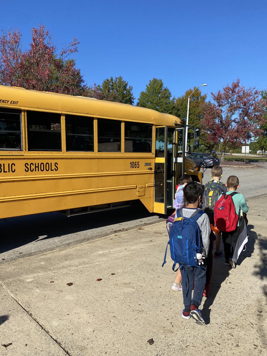 OliveChapelElem's tweet photo. Students are being loaded onto their busses for their afternoon ride home! #thankfulforourbusdrivers @ErinKelleyMay @Coach_Arce @BeverlyLSmith1 https://t.co/uUfSvjVzMx