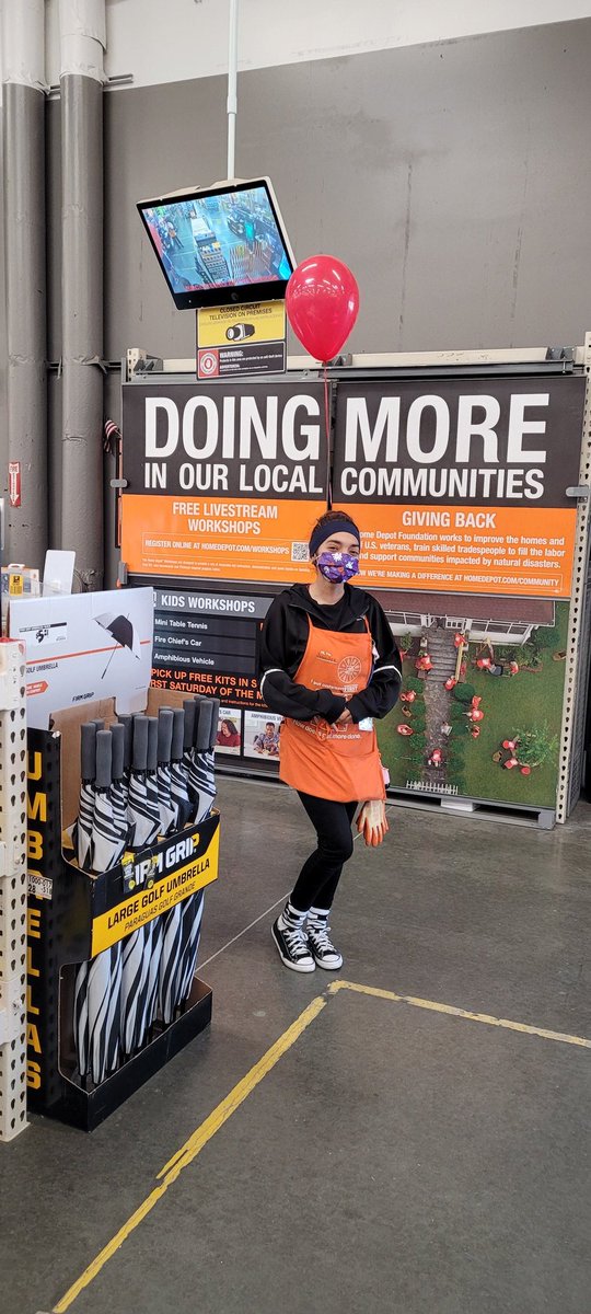 Jenbleedsorange's tweet photo. Cashiers showing their SPIRIT @1846 #OrangeArmy #1846proud #CAM #thehomedepot #THD #successdriven #orangeblooded #apron #halloween2021 #funtimes #work #It https://t.co/2zF2wA4Xm4