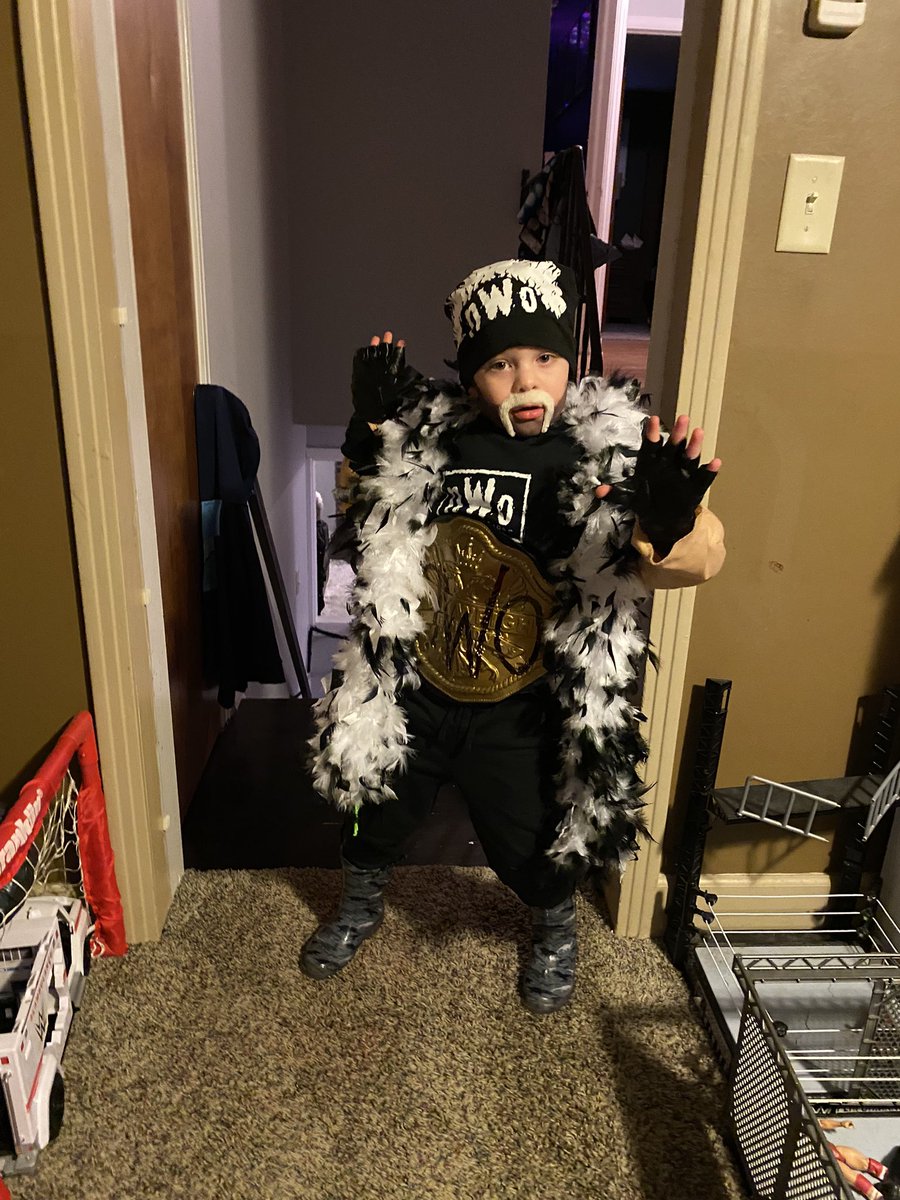 favs44's tweet photo. @HulkHogan he wanted to go Hollywood this year https://t.co/dknCQrgD0n