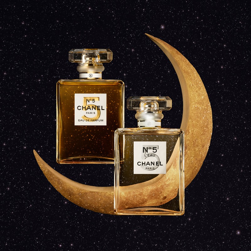 CHANEL's tweet photo. To celebrate the holiday season and mark 100 years of N°5, CHANEL has created 2 limited editions of N°5 Eau de Parfum and N°5 L’EAU. Available on https://t.co/rNMAuWotsI.

#CHANELFragrance #N5 #AskForTheMoon