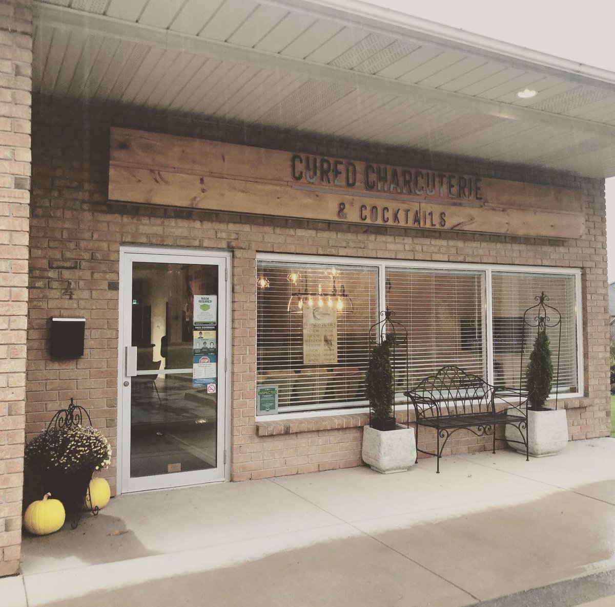 DianaHuson's tweet photo. Welcome to #PelhamOntario Cured Charcuterie & Cocktails! It was a pleasure to drop by last week & welcome another new business to our community. In-person dining & take out available! Check them out on Facebook & Instagram 👏👏👏 #shopPelham #PelhamYum #supportlocal #niagara https://t.co/eHiKvp9p60