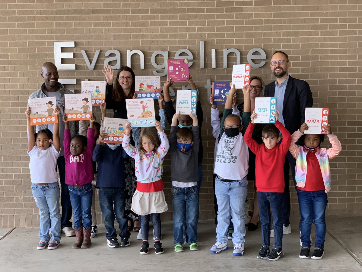 FranceLouisiana's tweet photo. So glad to give those books in #French to the students of Westdale Heights in #BatonRouge and @EvangelineElem1 in #Lafayette!
Thanks ADIFLOR for making this possible, there’s more on the way for #FrenchImmersion in #Louisiana!
👉https://t.co/hORmFrA5KM https://t.co/frpnzl9kDC