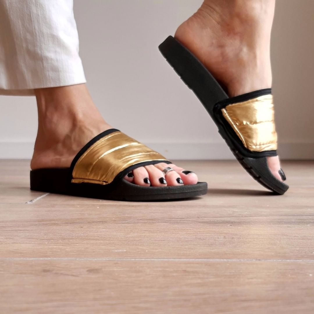 SomosLunaAr's tweet photo. ☀️ Se viene el verano y queremos estar cómodas y cancheras. Por eso, te proponemos nuestra sandalia Chandra con base liviana y flexible.

#chatas #chatitas #sandaliabaja #sandalias #calzadocomodo #ojotas #piescomodos #shoes #trendy https://t.co/SADgSoukKP