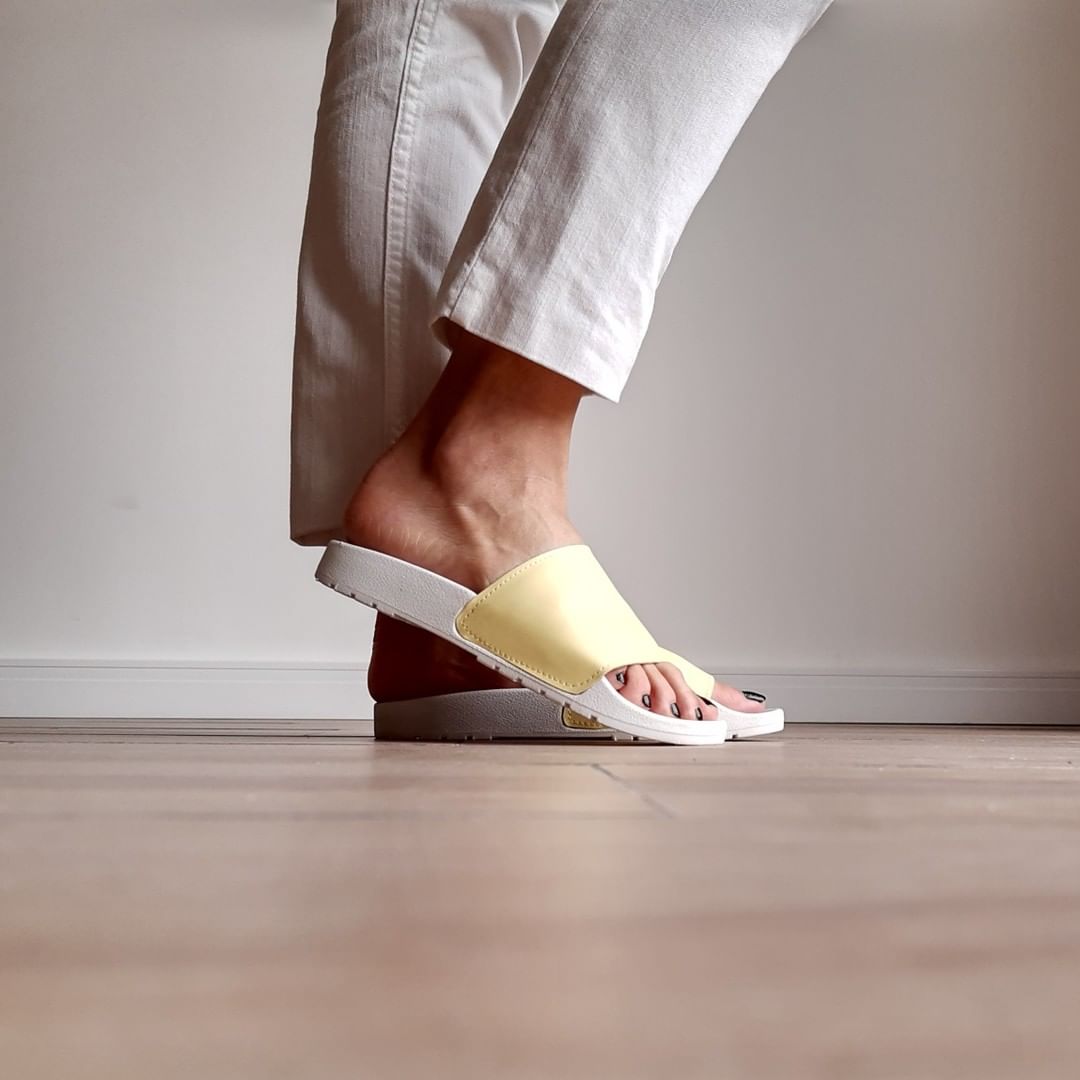 SomosLunaAr's tweet photo. ☀️ Se viene el verano y queremos estar cómodas y cancheras. Por eso, te proponemos nuestra sandalia Chandra con base liviana y flexible.

#chatas #chatitas #sandaliabaja #sandalias #calzadocomodo #ojotas #piescomodos #shoes #trendy https://t.co/SADgSoukKP