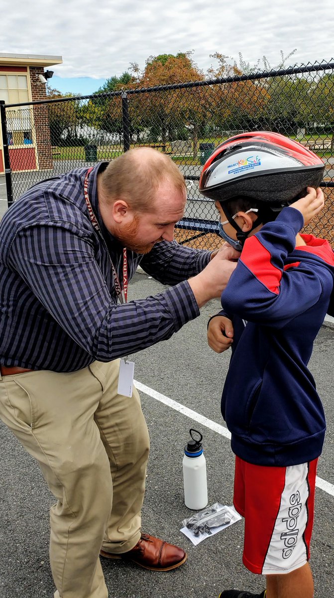 SafeRoutes_MA's tweet photo. We loved how the @DedhamRiverdale teachers stepped up to make sure the students’ new bike helmets fit properly during recent #bikesafety sessions! Reach out to #srts to schedule one! @bwglawboston @DedhamSchools @PrincipalParis @DedhamThrives @DedhamPD #ProjectKidSafe https://t.co/8XZQgRrfDt