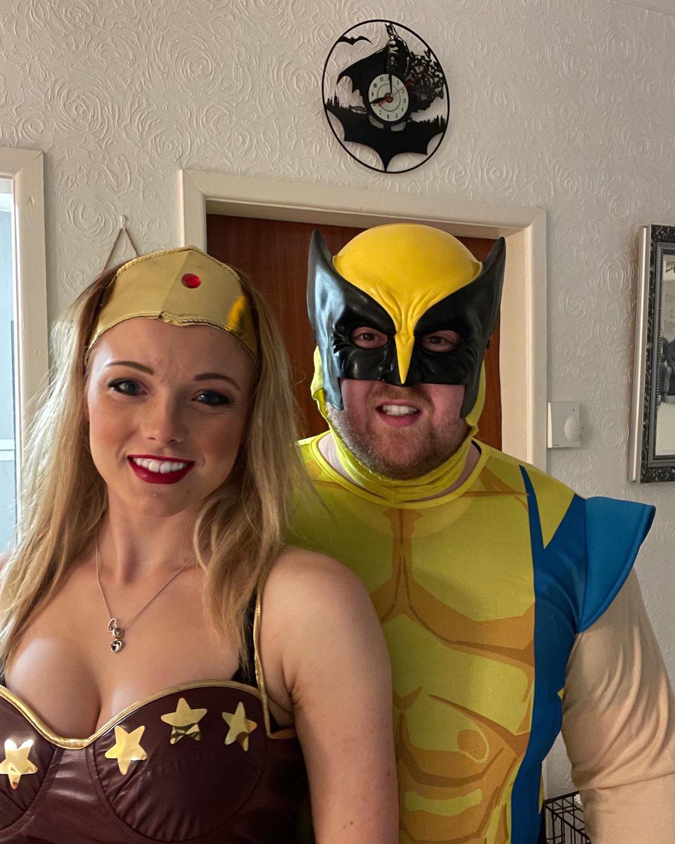 ScottChapman7's tweet photo. Fab Halloween Weekend 🎃👻 #cosplay #fancydress #halloween2021 #halloween #MarvelHalloween #marvelvsdc #costume #costumes #Marvel #DC #WonderWoman #Wolverine @Marvel @DCComics @WonderWomanFilm @GalGadot @RealHughJackman @olivia___garcia https://t.co/0q2fPHZjXp