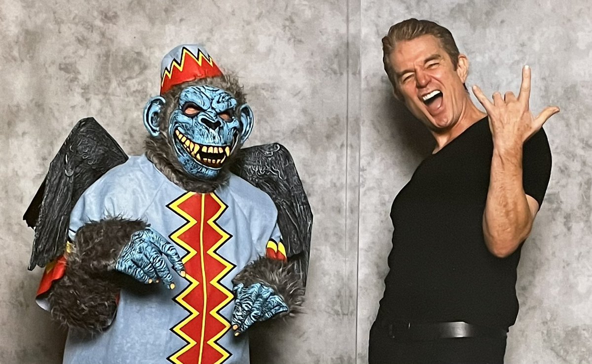 jeanbugc's tweet photo. This was so much FUN! @fanexpodenver with @JamesMarstersOf #HappyHalloween2021 #wingedmonkey #wizardofoz https://t.co/2M9pVTxXrF