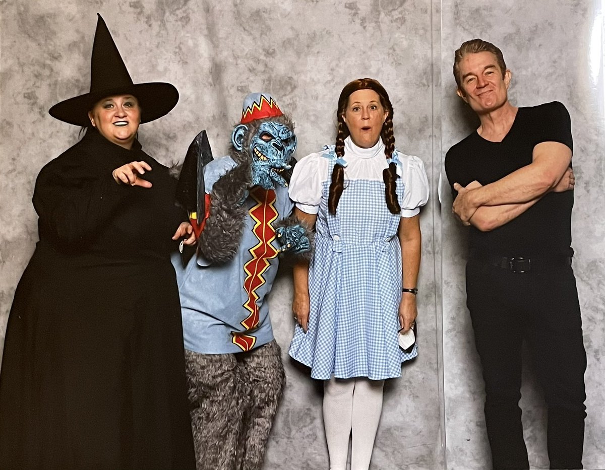 jeanbugc's tweet photo. This was so much FUN! @fanexpodenver with @JamesMarstersOf #HappyHalloween2021 #wingedmonkey #wizardofoz https://t.co/2M9pVTxXrF