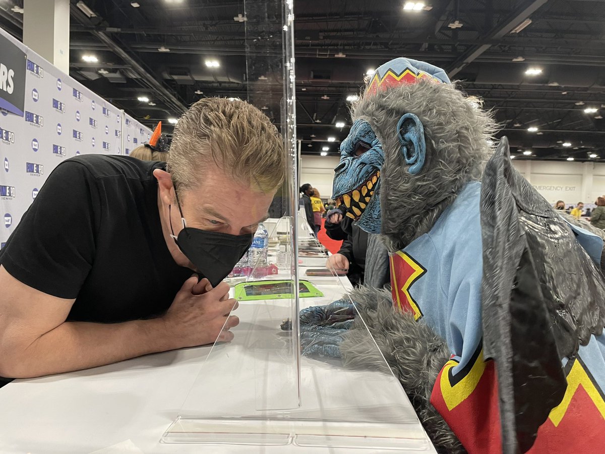 jeanbugc's tweet photo. This was so much FUN! @fanexpodenver with @JamesMarstersOf #HappyHalloween2021 #wingedmonkey #wizardofoz https://t.co/2M9pVTxXrF