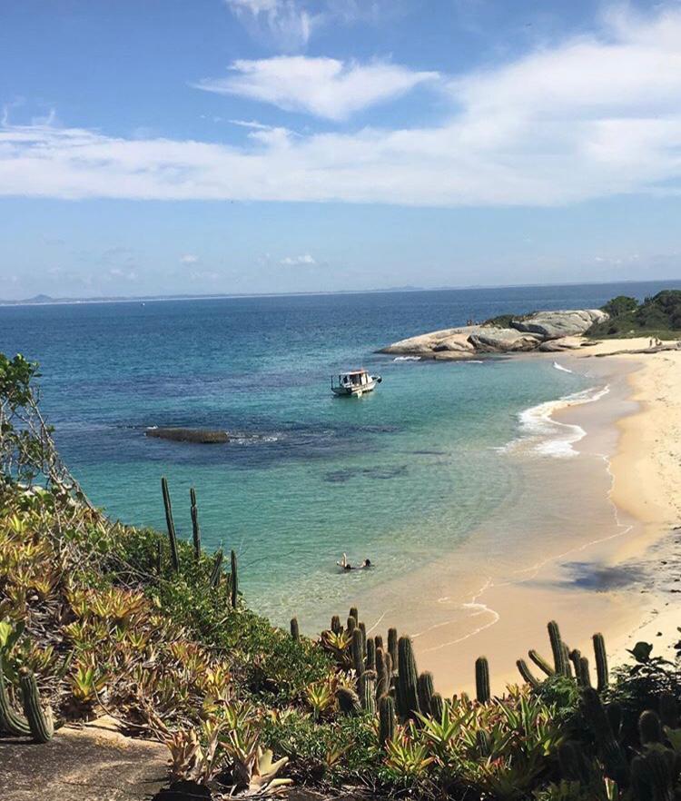 MacaeVisit's tweet photo. 📌 A Ilha de Sant´Anna faz parte do Arquipélago de Sant´Anna que fica a 8km da cidade de Macaé/Rj. 

Vem pra Macaé conhecer essa beleza natural incrível!

#visitmacae #macaerj #vempramacae #arquipelagodesantana #ilhasrj #turismomacaerj #turismorj #euamomacae https://t.co/3hO4msrDTh