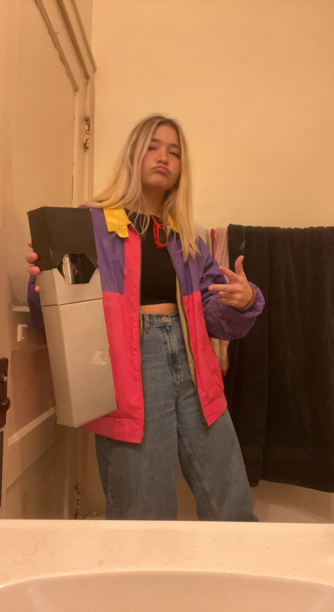 ApNaNrAk's tweet photo. @Olivertree some girl at this party sent you a picture of me on snap. Did u get it? https://t.co/qReQQYxMtk