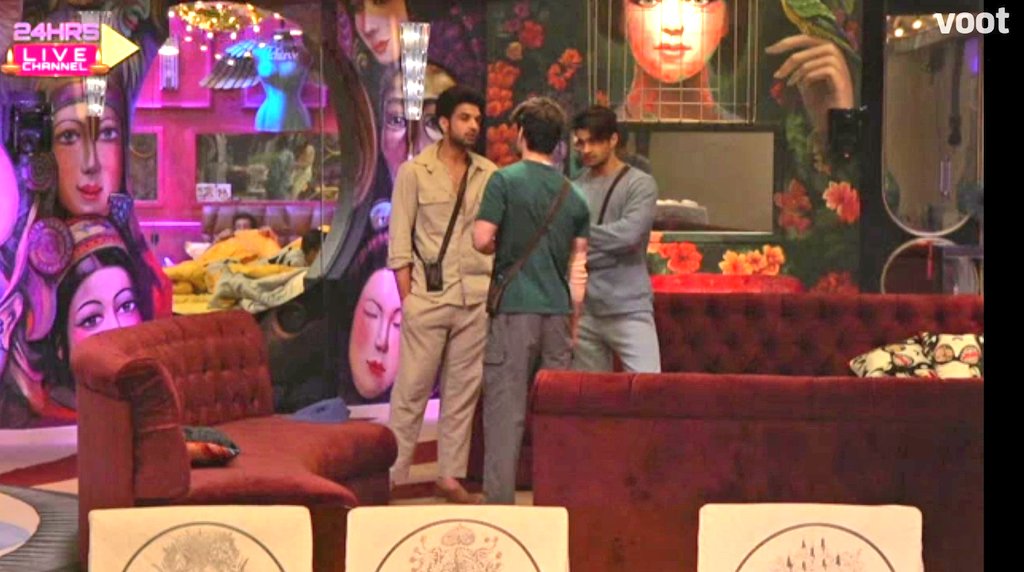 BB15LiveFeed1's tweet photo. #UmarRiaz is contemplating if he should react and ask #BiggBoss to take an action about the push by #Simba. 

#Umar has a valid point that if roles were reversed mere liye darwaze khul gaye hote kab ke, sab ne chad jaana tha mere pe.

#BiggBoss15 #BB15 #BiggBoss https://t.co/fExhjSBssu