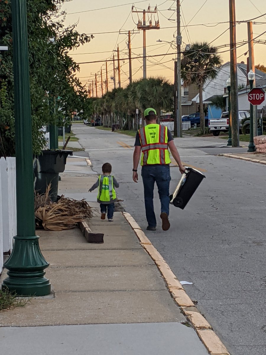 Waste_Pro_USA's tweet photo. Winner of best costume ever goes toβ¦Arthur! #FutureWastePro https://t.co/hTD7I8Mg0R