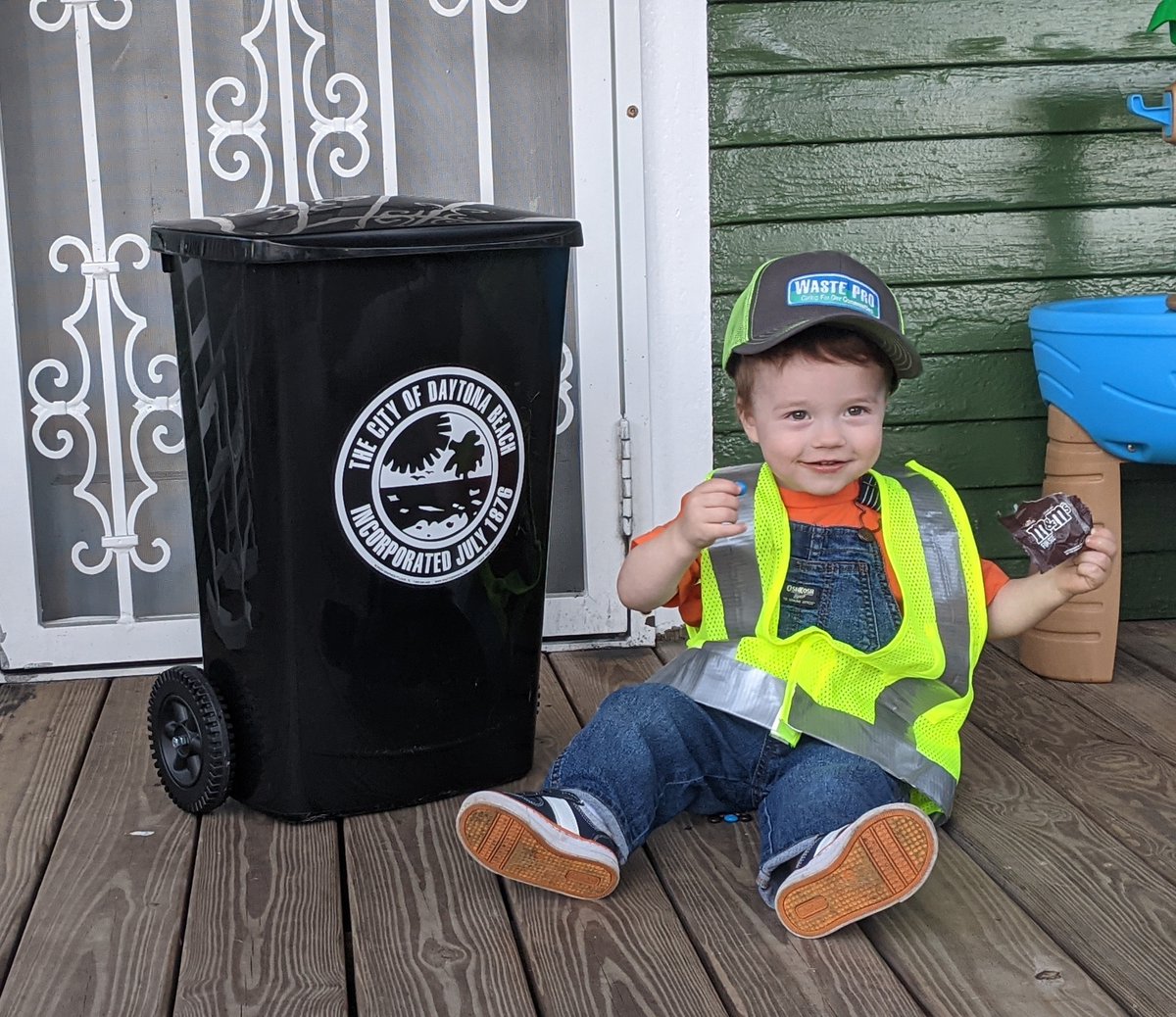 Waste_Pro_USA's tweet photo. Winner of best costume ever goes toβ¦Arthur! #FutureWastePro https://t.co/hTD7I8Mg0R
