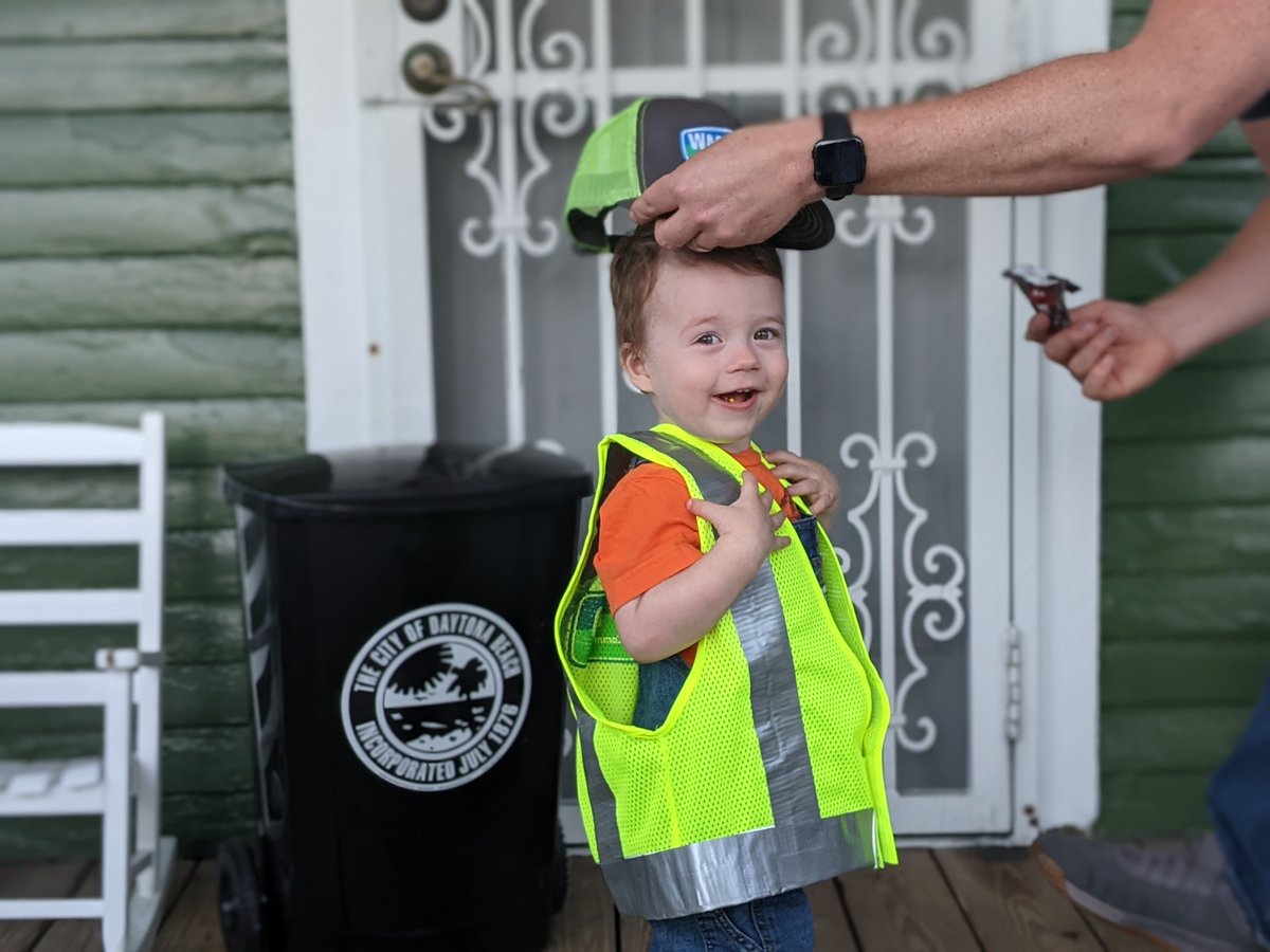 Waste_Pro_USA's tweet photo. Winner of best costume ever goes toβ¦Arthur! #FutureWastePro https://t.co/hTD7I8Mg0R