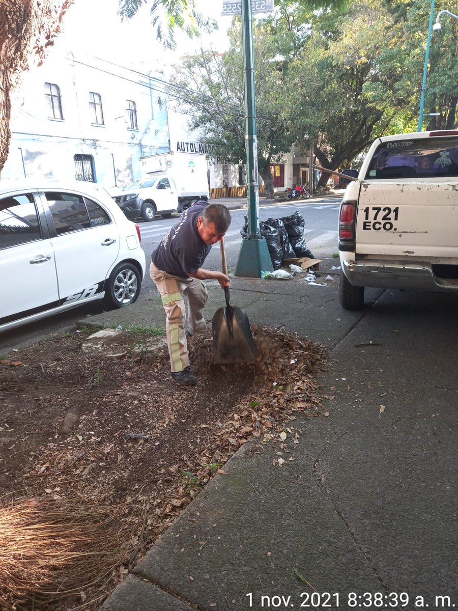 Personal de #ServiciosUrbanos🚧 realiza trabajos de limpieza🧹 en la colonia #Roma. 
Ayúdanos a mantener en buen estado cada espacio, porque #CuauhtémocEsTuCasa🏠