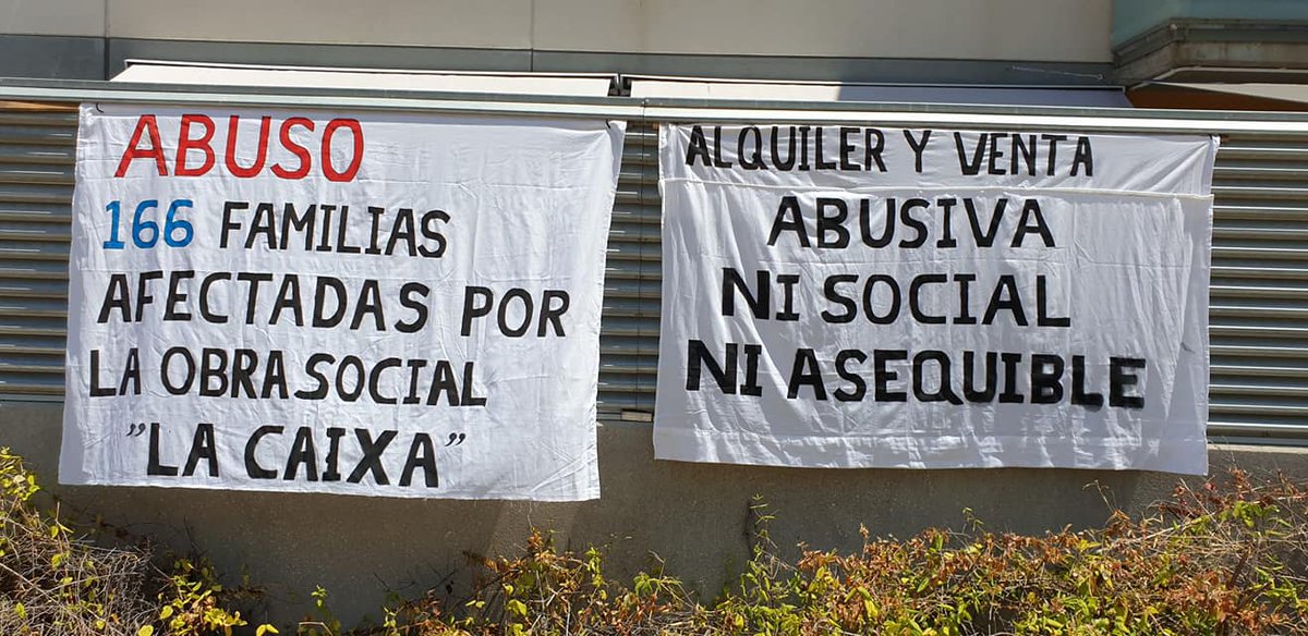 NiSocialni's tweet photo. #nisocial #niasequible. ¿Cómo es posible que con la cantidad de familias que hay con necesidad de una vivienda tengamos pisos en la urbanización cerrados desde hace más de un año? @FundlaCaixa  #inmocaixa no dejéis a nuestras familias en la calle. 
#CaixaBankHablamos? https://t.co/xK2h4xRHAu