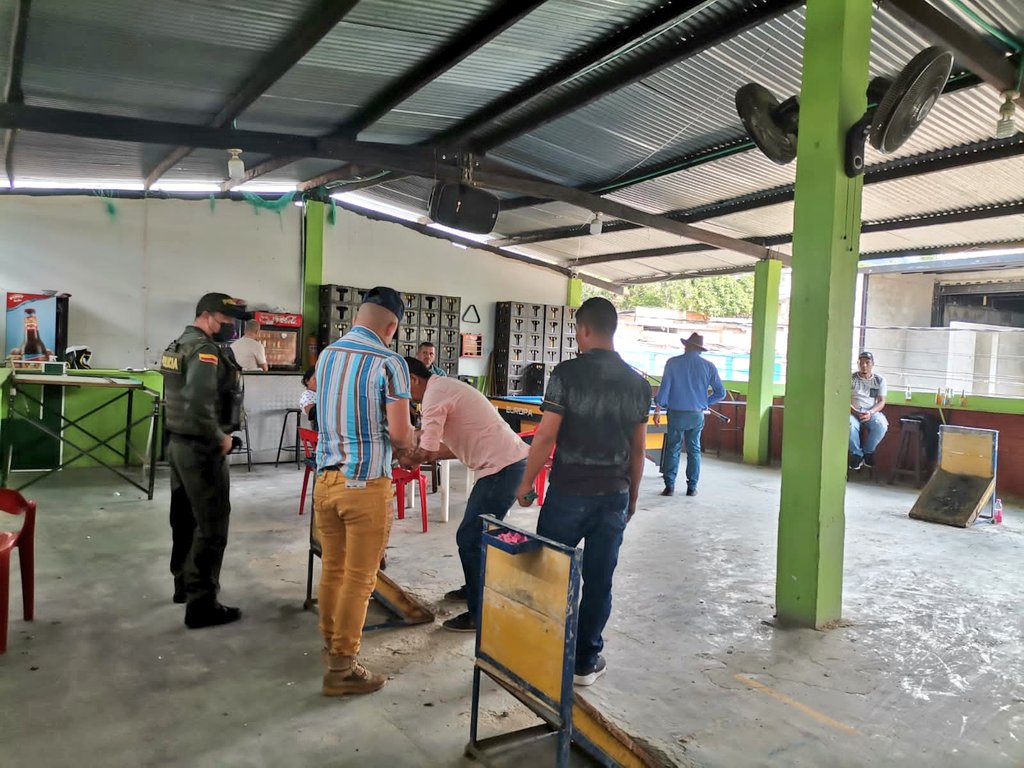 HuilaPolicia's tweet photo. #AEstaHora en el municipio de #Timana con las unidades de @HuilaPolicia realizamos planes de registro y control a personas en establecimientos abiertos al público con el fin de contrarrestar los delitos de hurto y homicidio. #EsUnHonorSerPolicía https://t.co/x81fCnjugS