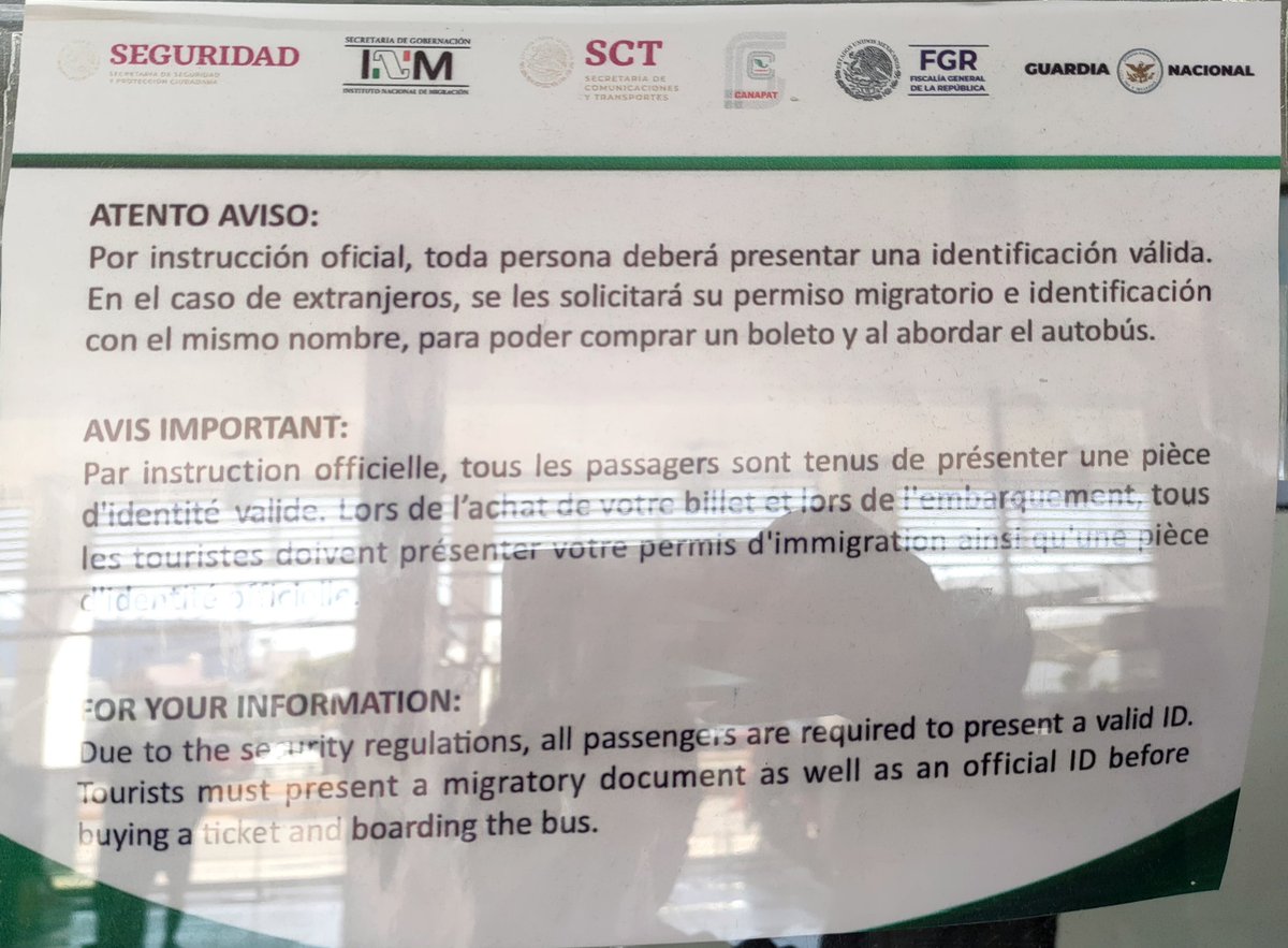 LinJCL's tweet photo. Ahora resulta que @Omnibus_oficial va en contra de las disposiciones federales y aunque como extranjera presente mi documentación oficial no me dejan viajar en sus líneas. Esto aunque tienen este aviso en su ventanilla y en su página. https://t.co/8QetSFCBI9