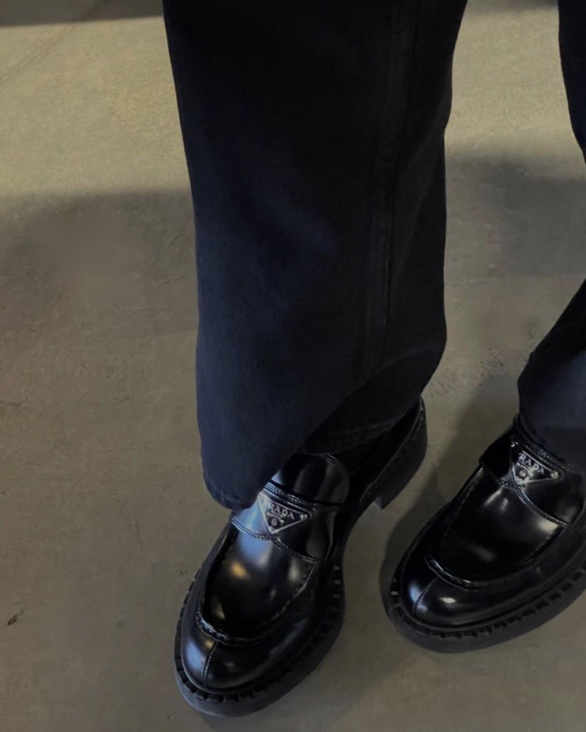 dorofeevaoutfit's tweet photo. #dorofeeva in loafers from @Prada 
📍price: 1050$/ 75000₽
#prada #loafers #Helloween https://t.co/V1dbogUxvJ