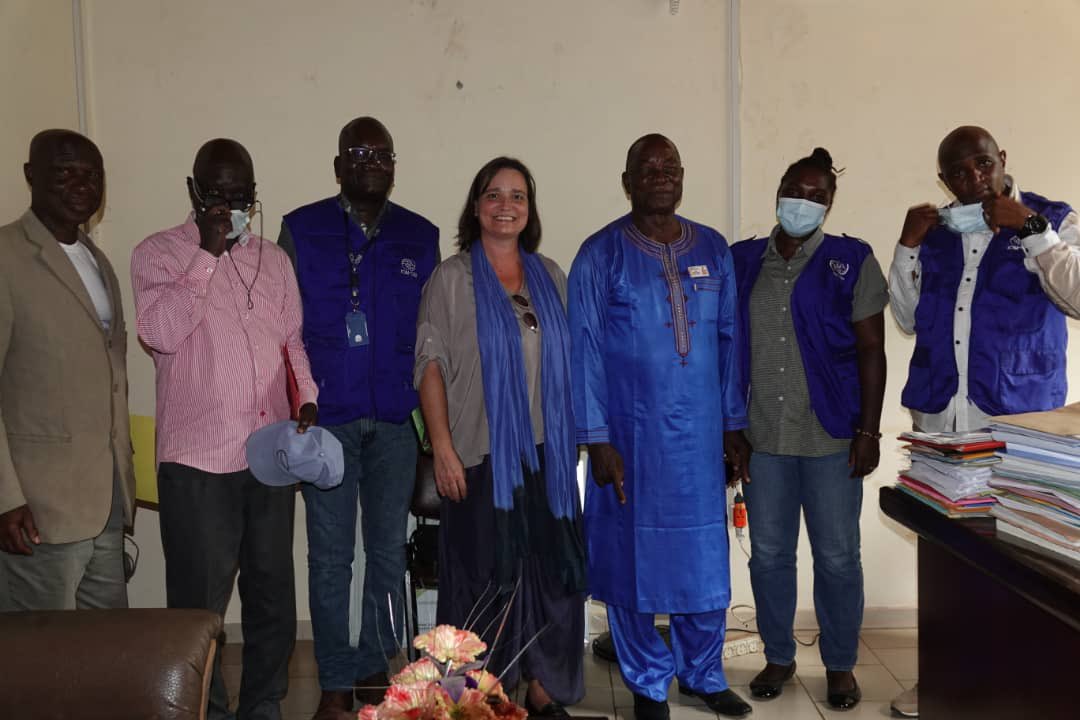 OIMGuinee's tweet photo. « Je suis très honorée d’échanger avec le Directeur de cabinet du gouvernorat, sur le travail conjoint de l’OIM et des autorités locales dans le cadre de la Migration et du développement » Ana Fonseca, Cheffe de Mission de OIM, en visite de terrain dans la Région de N’Zérékore. https://t.co/RYkOWXYjVA