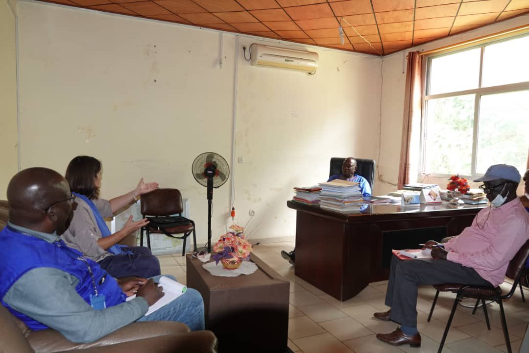 OIMGuinee's tweet photo. « Je suis très honorée d’échanger avec le Directeur de cabinet du gouvernorat, sur le travail conjoint de l’OIM et des autorités locales dans le cadre de la Migration et du développement » Ana Fonseca, Cheffe de Mission de OIM, en visite de terrain dans la Région de N’Zérékore. https://t.co/RYkOWXYjVA
