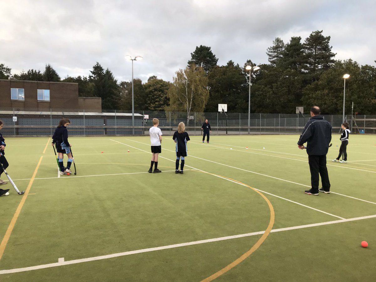 FramearlPE's tweet photo. Thank you again @Dragons_HC coaches. Our students are loving the hockey &amp; great to see ex student Olivia helping with the coaching as well. #beinspired #hockey #blocktackle #framearlpe https://t.co/61vTtnZ7ID