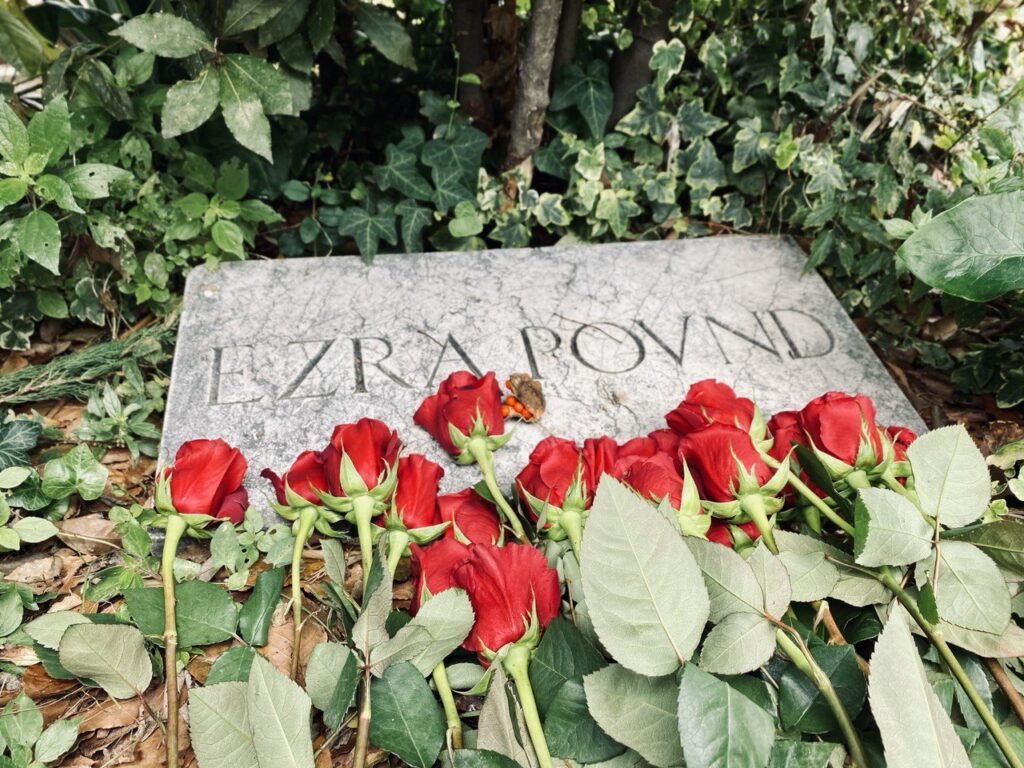 “È mera ipocrisia cianciare di libertà a meno che in essa non sia compresa la libertà di NON INDEBITARSI”. (L’abc dell’economia)

A Venezia il 1 novembre Ezra Pound diventava immortale. L’America lo aveva rinnegato, l’Italia lo adottò riconoscendogli la grandezza che meritava.