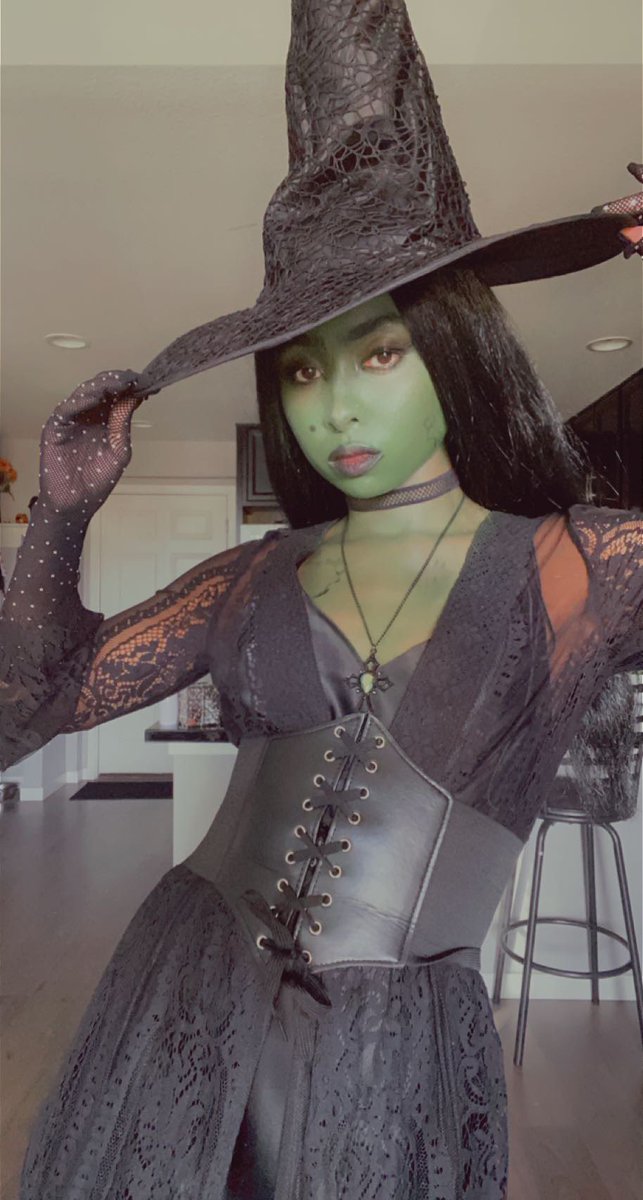 BreaAwells's tweet photo. Halloween2021 #halloween #pulpfiction #witch #goddess https://t.co/ZGZ0OdkPKM