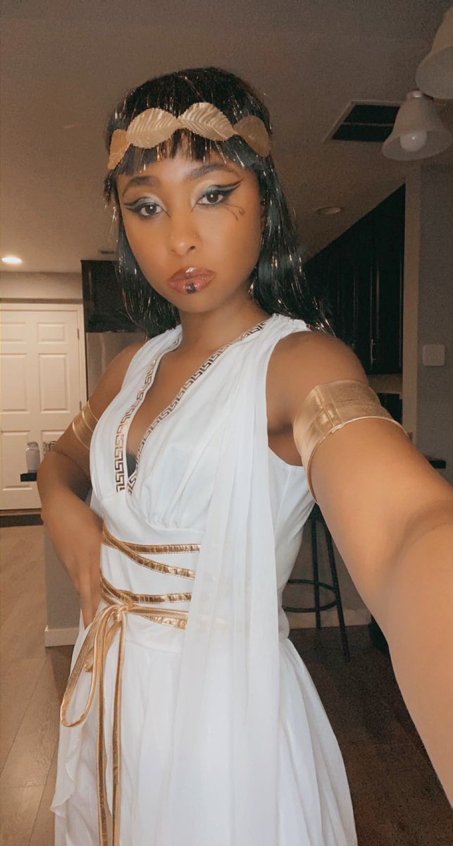 BreaAwells's tweet photo. Halloween2021 #halloween #pulpfiction #witch #goddess https://t.co/ZGZ0OdkPKM