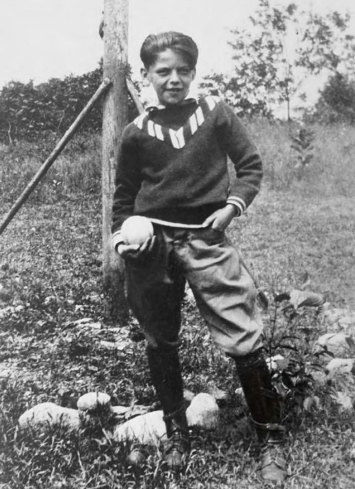 FSperLercara's tweet photo. A young man… Hoboken 1929
#franksinatra 
#sinatrahome https://t.co/PHtT4mf1tv