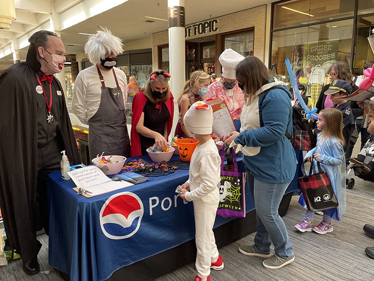 ParksforClark's tweet photo. Thanks for joining us at a #BOOVILLE! We hope you had a spooktacular time! If you enjoyed BOOVILLE, love your parks, trails, and rec programs, become a Sustaining Member for as little as $5 pm. https://t.co/Chn6Fcgrjz. Membership helps us fill funding gaps across #ClarkCountywA https://t.co/Ok6q2WWKCz