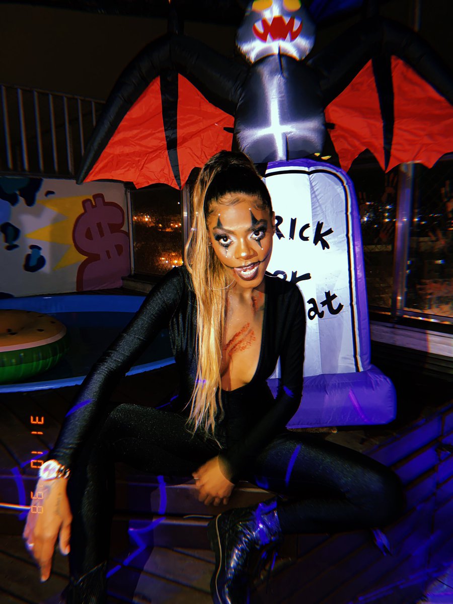 oliveirameel's tweet photo. last night of terror ππ» #blackween https://t.co/85JByrCZU0