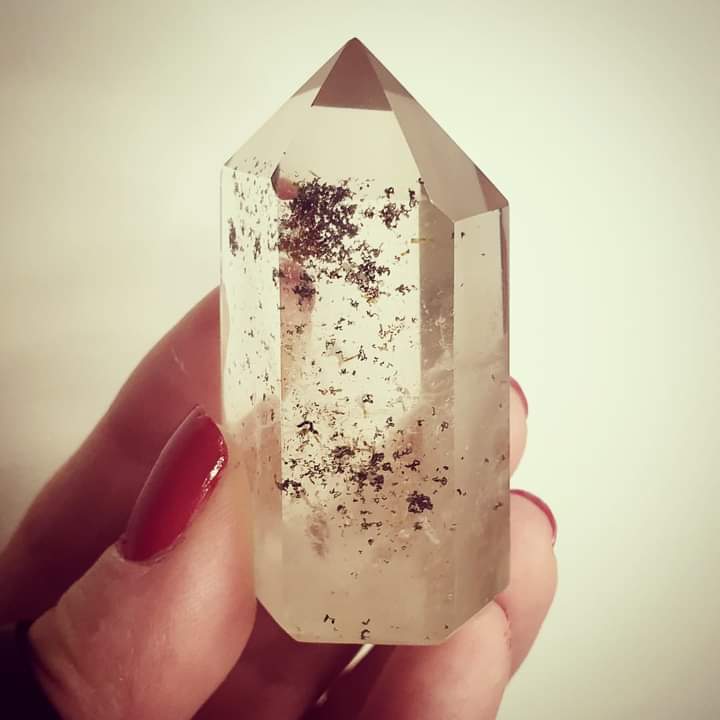 thecraeftcom's tweet photo. Can you help me identify this crystal? This stunning #quartzinclusion point was a gift from my sister, I adore it, the energy is raw, strong and feels like a warm hug on a cold day🌛🌕🌜💋 #wiccalifestyle #witch #crystals #crystal #crystalidentificationhelp #crystalidentification https://t.co/Q9rKvUAkT6