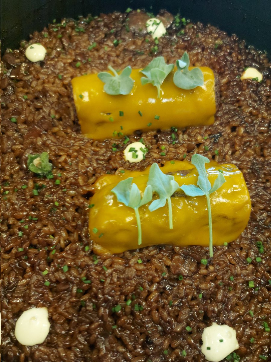 milcastros's tweet photo. Arroz con canelones de mango rellenos de rabo de toro con mayonesa de wasabi. Taberna do Campo. O Burgo.
@paseargalicia @GaliciaMaxica @GastronomadeGa2 https://t.co/2kTe7IERnu