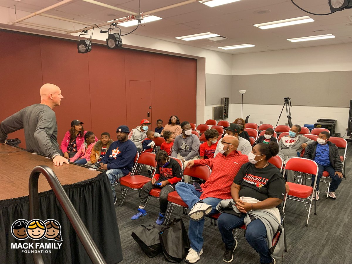 MackFamilyFDN's tweet photo. On Friday, 10/29 @CoachChrisMack hosted families from @bbbskentuckiana &amp; Youth For Christ #Louisville at the @kfc_yumcenter for Coach's 1st #GameDay program of 2021. The families got to meet &amp; greet w/ Coach, get a signed basketball, then attend the exhibition game. #GoCards https://t.co/TnRLgqxVhk