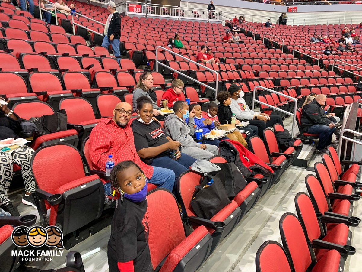 MackFamilyFDN's tweet photo. On Friday, 10/29 @CoachChrisMack hosted families from @bbbskentuckiana &amp; Youth For Christ #Louisville at the @kfc_yumcenter for Coach's 1st #GameDay program of 2021. The families got to meet &amp; greet w/ Coach, get a signed basketball, then attend the exhibition game. #GoCards https://t.co/TnRLgqxVhk