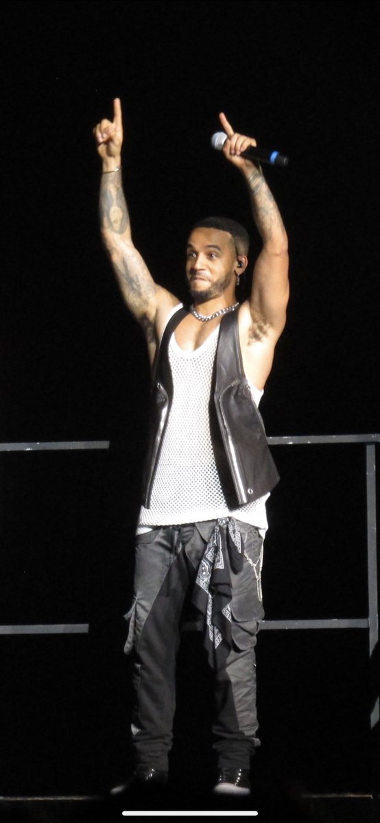 Thegemster's tweet photo. Everybody in love - go put your hands up 💙❤️💚💛 #BeatAgainTour #EBIL @JLSOfficial @AstonMerrygold @MotorpointDiff https://t.co/tpWMwNdHQD