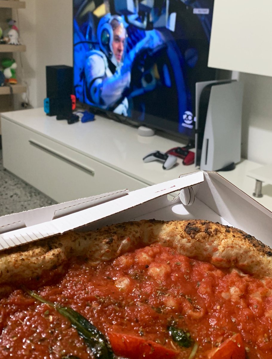 Zulla_85's tweet photo. La felicità in una sola immagine #pizza #pacificrim https://t.co/kvM5vEhWDI