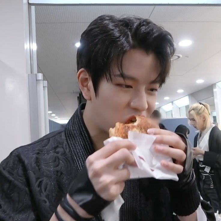seungthyg's tweet photo. yum yum https://t.co/eKhHr8RhIO