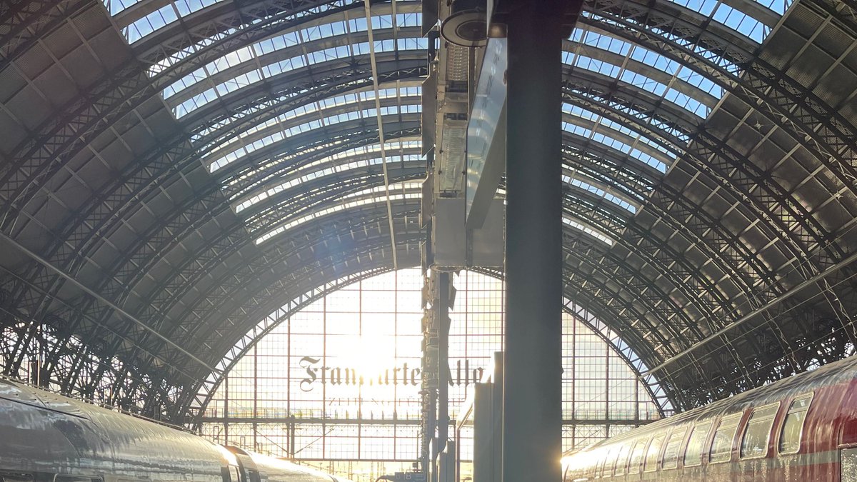 13:05: I’m sad, but can’t explain why, so I write down a list of things that are bothering me right now
16:00: Arriving in sunny Frankfurt

2/4