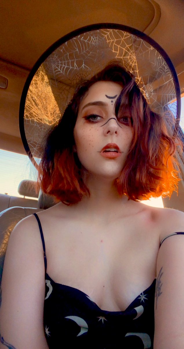 DeadDanni's tweet photo. I was myself for Halloween 🤩 https://t.co/IscM3wnnAH
