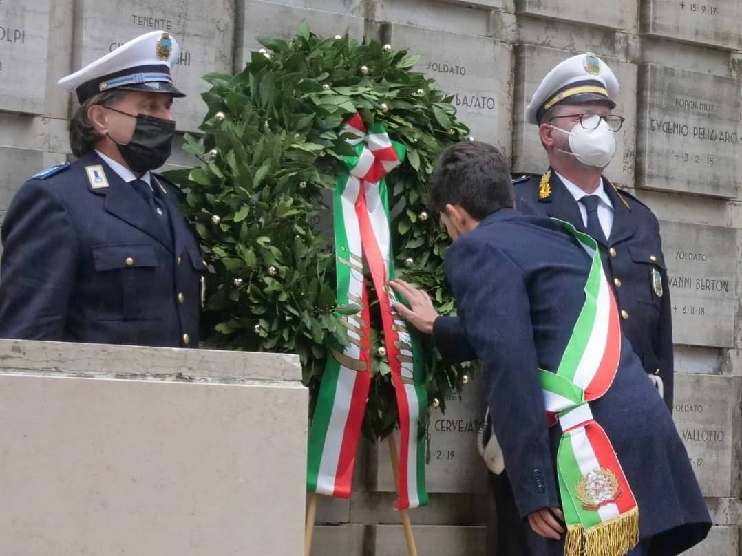 MatteoSenno's tweet photo. 🪖Commemorazione dei defunti e caduti di tutte le guerre. Festa dell'unità nazionale e delle forze armate
🙏Oggi al Cimitero di Mestre per ricordare e onorare con corone d'alloro tutte le persone che hanno sacrificato la loro vita in nome della Patria e della Libertà https://t.co/GcIvRl4NF9