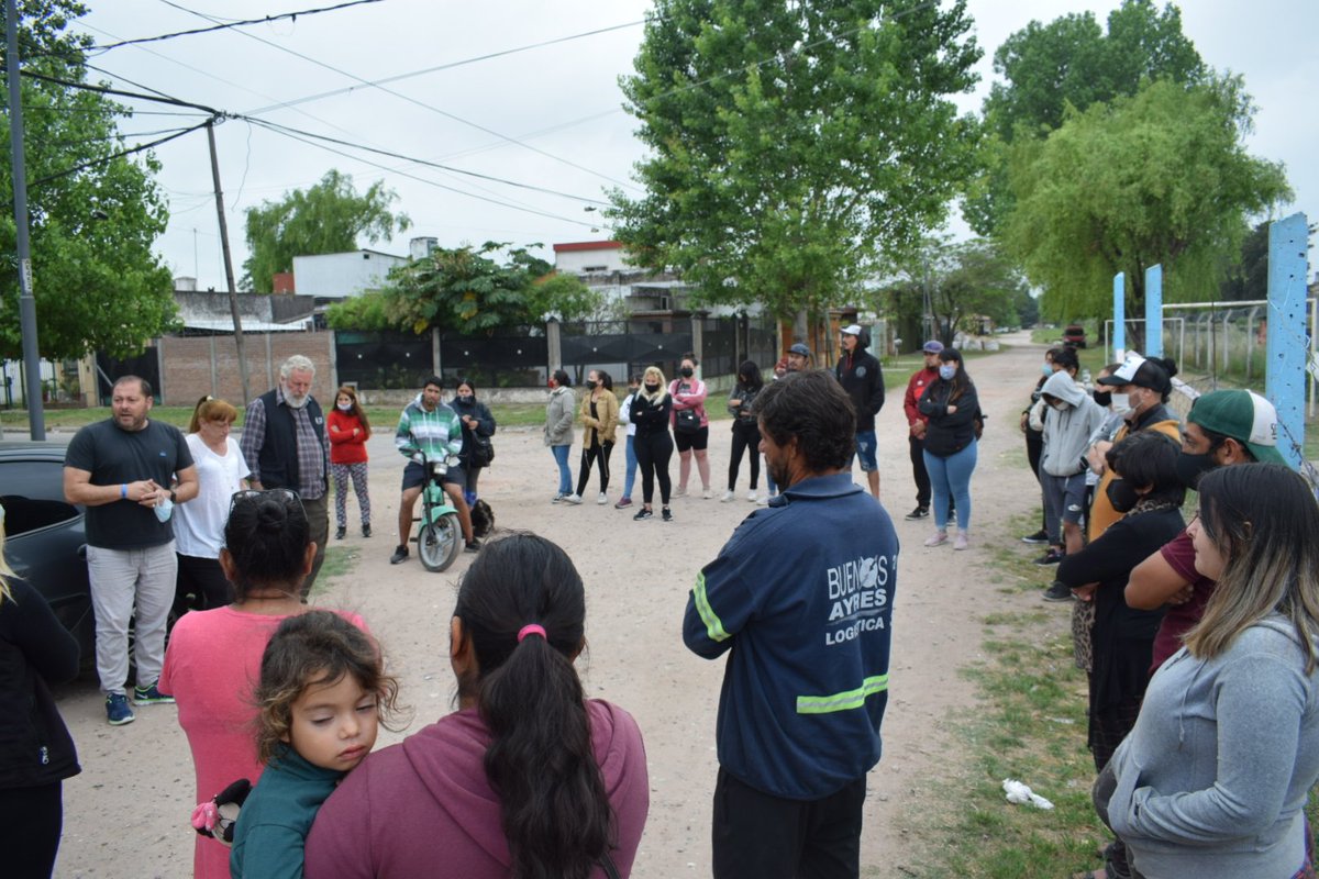 juanjo_castro's tweet photo. 📍 SAN MIGUEL 

Junto a #ClaudiaBorras y el compañero #GringoCastro en una reunión con vecinos y vecinas del Barrio La Plazoleta, que están preocupados por la mala gestión municipal, la deficiencia en la salud pública y los hechos de inseguridad en #SanMiguel 
 
#FrenteDeTodos https://t.co/TE4vJTWu9u