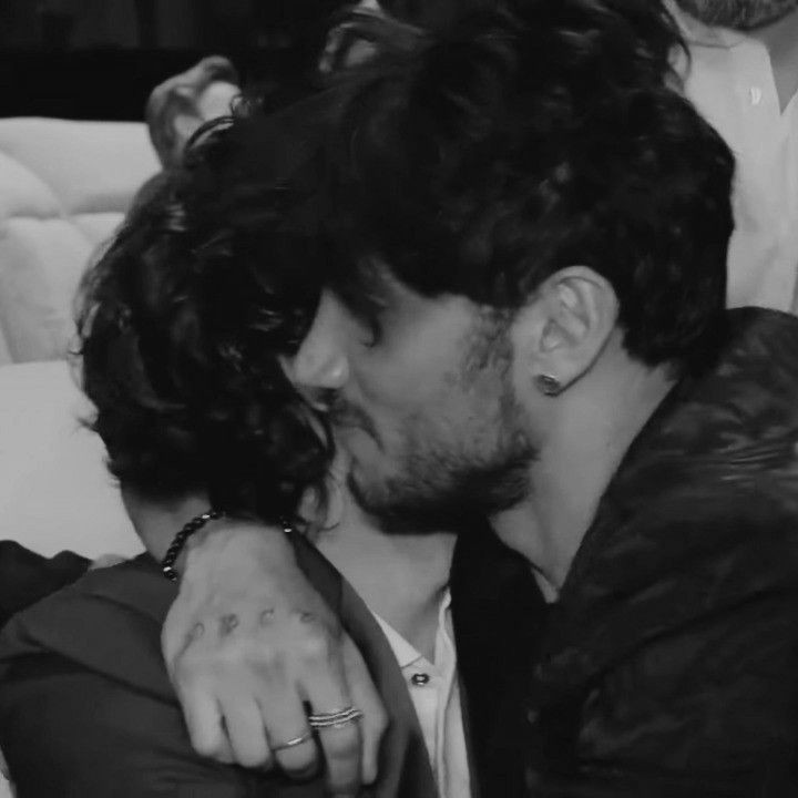 "La tua pelle sarà lo scudo che avrai
Un abbraccio sarà il posto in cui dormirai
E in un giorno qualunque quando ti accorgerai
Che l'amore è da sempre il riparo che hai" 

rt per spaventare il fandom